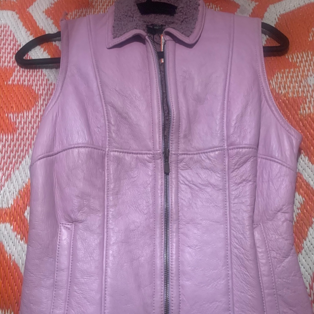 Pink Talbot, Fitted bomber jacket with insulation.